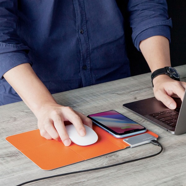 MOMAX Q. Mouse Pad with built-in Fast Wireless Charger